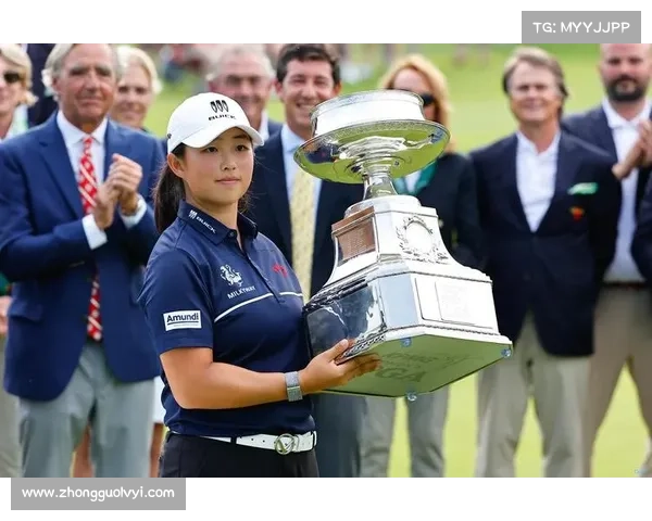 库里现身Underrated高尔夫巡回赛现场亲切互动并为优秀选手颁奖